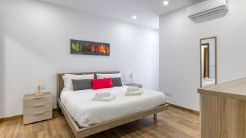 3 bedrooms, desk, iron/ironing board, travel crib