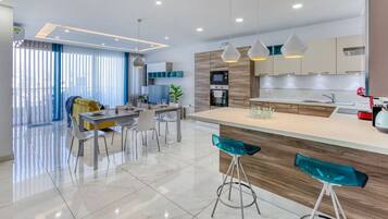 Coffee/tea maker, fridge, microwave, oven