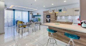 Kylskåp, mikrovågsugn, ugn och spishäll