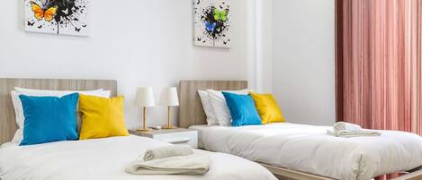 3 habitaciones, escritorio y tabla de planchar con plancha