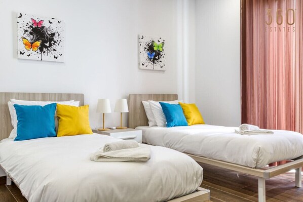 3 sovrum, skrivbord, strykjärn/strykbräda och resesäng