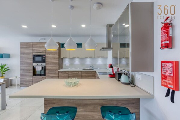 Frigorífico, microondas, horno y placa de cocina