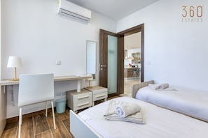 3 Schlafzimmer, Schreibtisch, Bügeleisen/Bügelbrett, Reisekinderbett