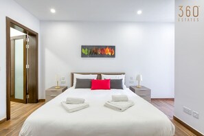 3 habitaciones, escritorio y tabla de planchar con plancha
