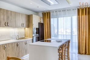 ثلاجة، ميكروويف، فرن، �موقد طهي مسطح