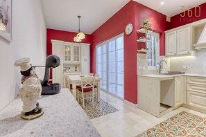 ثلاجة، ميكروويف، فرن، موقد طهي مسطح