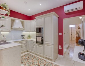 ثلاجة، ميكروويف، فرن، موقد طهي مسطح