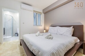 1 dormitori, escriptori i planxa i posts de planxar 