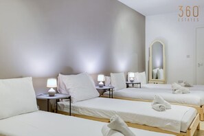 2 Schlafzimmer, Schreibtisch, Bügeleisen/Bügelbrett, Reisekinderbett