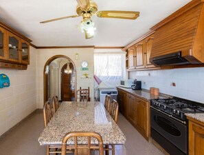 Réfrigérateur, micro-ondes, four, lave-vaisselle