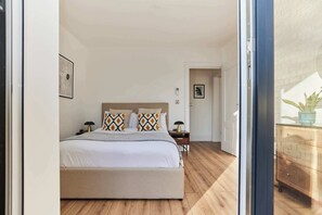 3 slaapkamers, een strijkplank/strijkijzer, wifi, beddengoed