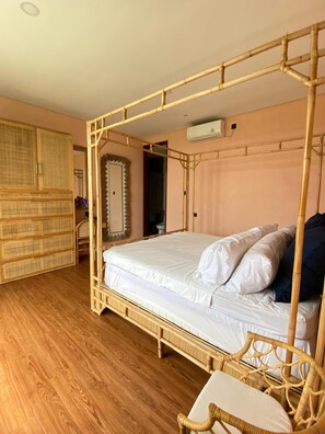 Iron/ironing board, free WiFi, bed sheets