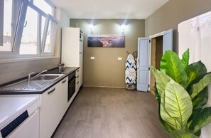 Kylskåp, mikrovågsugn, kaffe- och tebryggare och brödrost