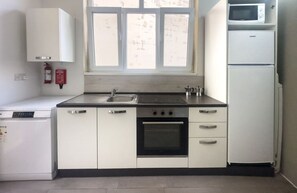 Réfrigérateur, micro-ondes, cafetière/bouilloire, grille-pain