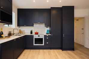 Mikrowelle, Ofen, Geschirrspüler, Toaster