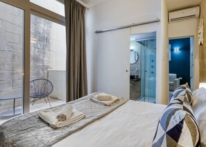 1 多间卧室、办公桌、熨斗/熨衣板、旅行婴儿床