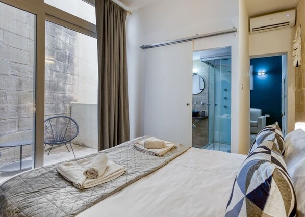 1 غرفة نوم ومكتب ومكواة/لوح كي وسرير سفر