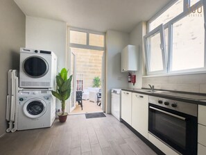 Kühlschrank, Mikrowelle, Ofen, Wasserkocher mit Kaffee-/Teezubehör