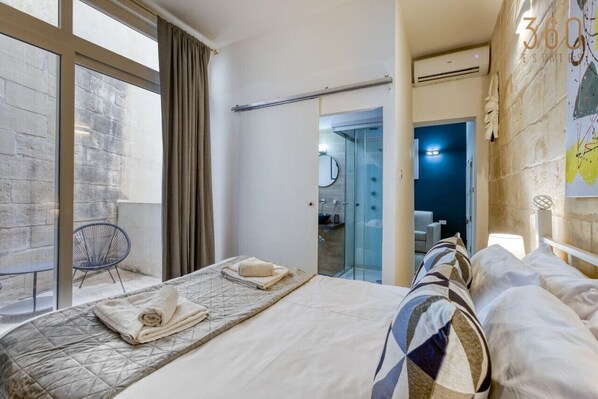 1 habitación, escritorio, tabla de planchar con plancha y cuna de viaje