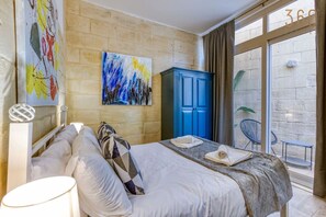 1 Schlafzimmer, Schreibtisch, Bügeleisen/Bügelbrett, Reisekinderbett