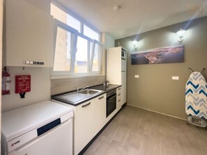 ثلاجة، ميكروويف، فرن، ماكينة لصنع القهوة/الشاي