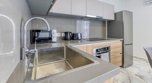 Réfrigérateur, micro-ondes, four, plaque de cuisson