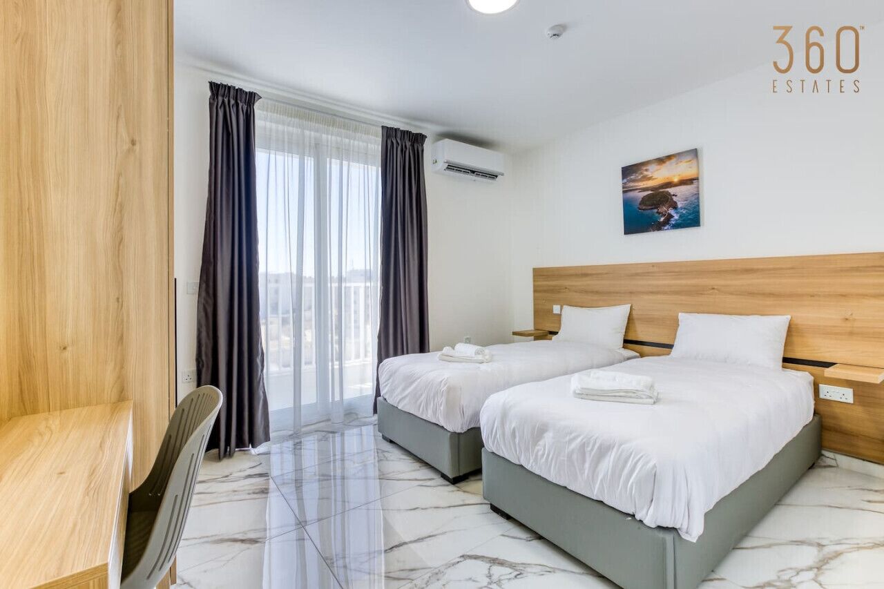 2 Schlafzimmer, Schreibtisch, Bügeleisen/Bügelbrett, Reisekinderbett