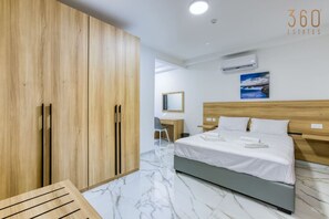 2 Schlafzimmer, Schreibtisch, Bügeleisen/Bügelbrett, Reisekinderbett