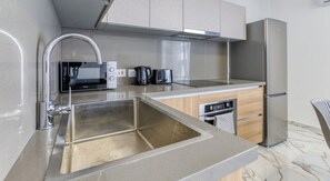Refrigerador, microondas, horno y parrilla de estufa