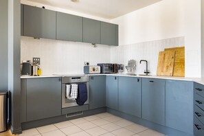 Mikrowelle, Ofen, Geschirrspüler, Toaster