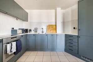 Mikrowelle, Ofen, Geschirrspüler, Toaster