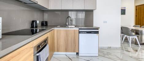 Kühlschrank, Mikrowelle, Ofen, Herdplatte