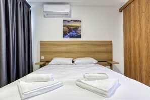 2 Schlafzimmer, Schreibtisch, Bügeleisen/Bügelbrett, Reisekinderbett