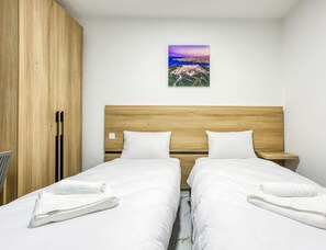 Skrivbord, strykjärn/strykbräda, resesäng och wi-fi