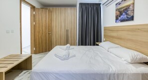 2 bedrooms, desk, iron/ironing board, travel cot