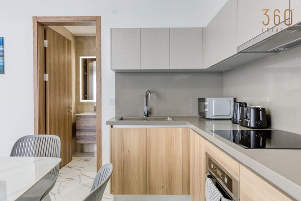 Refrigerador, microondas, horno, placa de cocina
