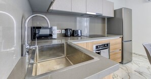 Refrigerador, microondas, horno y parrilla de estufa