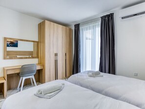 2 chambres, bureau, fer et planche à repasser, lit parapluie