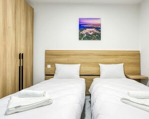 2 habitaciones, escritorio y tabla de planchar con plancha