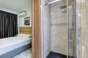 2 Schlafzimmer, Schreibtisch, Bügeleisen/Bügelbrett, Reisekinderbett