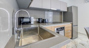 Réfrigérateur, micro-ondes, four, plaque de cuisson