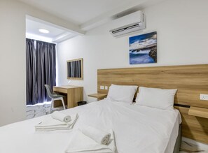 2 Schlafzimmer, Schreibtisch, Bügeleisen/Bügelbrett, Reisekinderbett