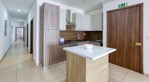 Køleskab, mikrobølgeovn, ovn, kogeplade