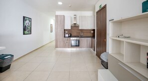 Kylskåp, mikrovågsugn, ugn och spishäll