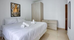 Schreibtisch, Bügeleisen/Bügelbrett, Reisekinderbett, WLAN