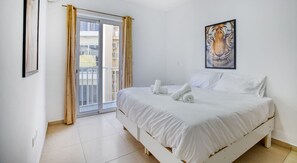 Desk, iron/ironing board, travel crib, WiFi - Spacious 4BR home with private balcony in Swieqi (Is-Swieqi)