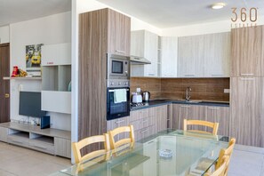 Kühlschrank, Mikrowelle, Herdplatte, Wasserkocher mit Kaffee-/Teezubehör