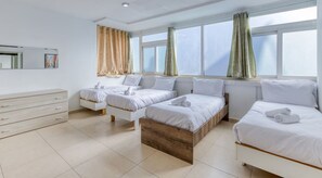 Escritorio, tabla de planchar con plancha, wifi y ropa de cama