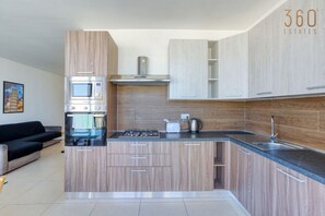 Kühlschrank, Mikrowelle, Herdplatte, Wasserkocher mit Kaffee-/Teezubehör