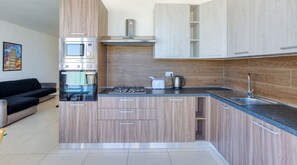 Refrigerador, microondas, parrilla de estufa y cafetera y tetera